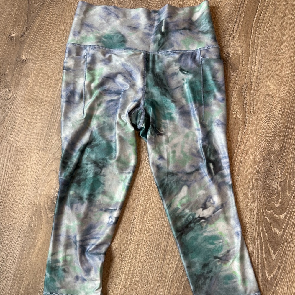 Athleta Salutation Stash pocket II capris size medium